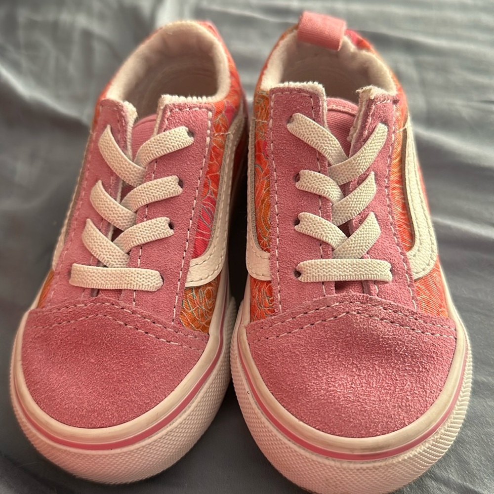 Size 6 Vans w/elastic laces